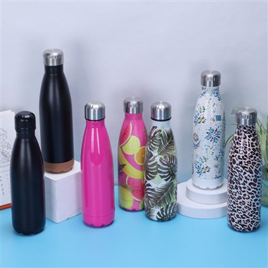 Der klassische Edelstahlbecher hält Ihre Getränke jederzeit warm